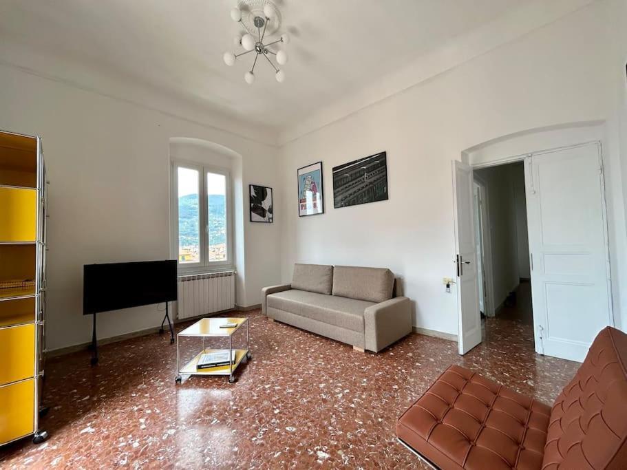 Fancy Bright With And Mountain View On An Ancient Staircase 5 Mins To The Station With 2 Balcony With Amazing View Appartamento La Spezia