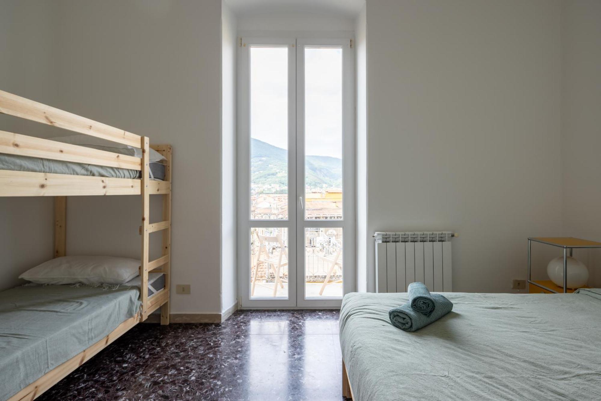 Fancy Bright With And Mountain View On An Ancient Staircase 5 Mins To The Station With 2 Balcony With Amazing View Appartamento La Spezia